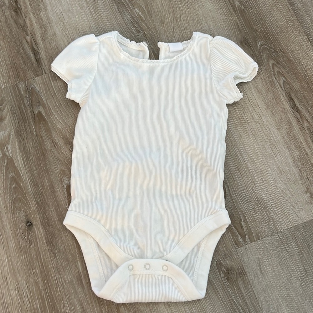 BabyGap White Ribbed Bodysuit with Lace Trim Sz 6-12 Months